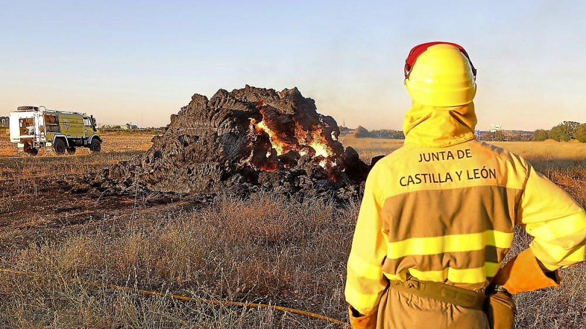 Un brigadista vigila las pacas una vez que el fuego está controlado.-J.M. LOSTAU