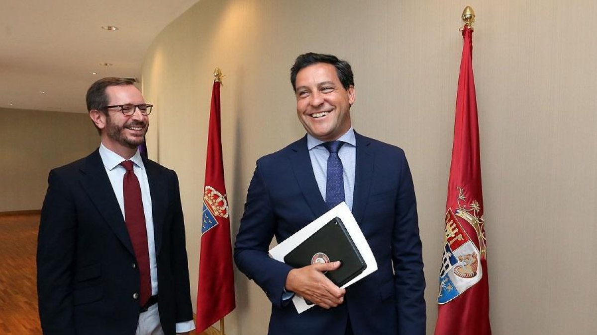Javier Maroto conversa junto a la bandera de Segovia con el portavoz del PP en las Cortes, Raúl de la Hoz-ICAL