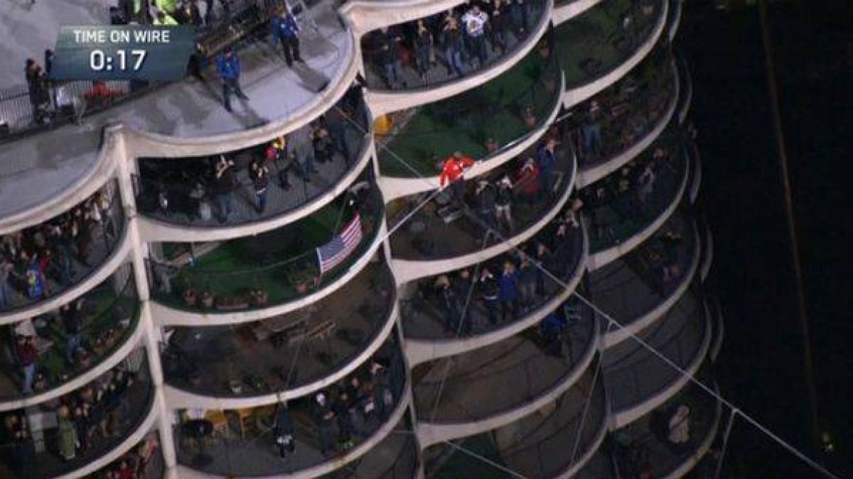 Nik Wallenda caminando entre rascacielos en Chicago.-