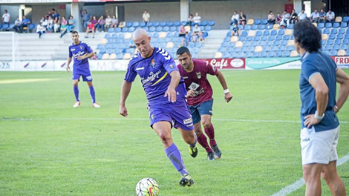 Ángel avanza con el balón junto a la banda izquierda en el partido contra el Pontevedra.-Photo-Deporte