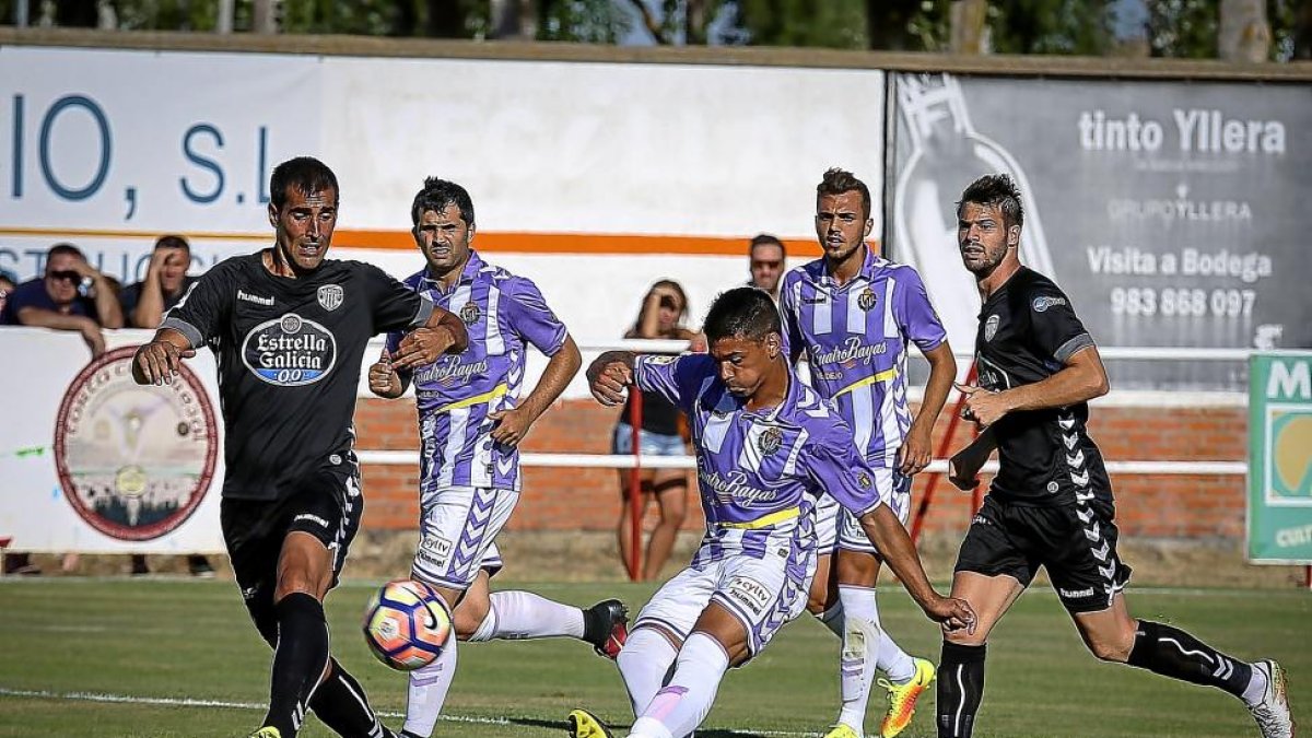 Salvador tira a puerta ante Álex López y Jordán, en el amistoso contra el Lugo celebrado en Tordesillas.-M.Á. SANTOS