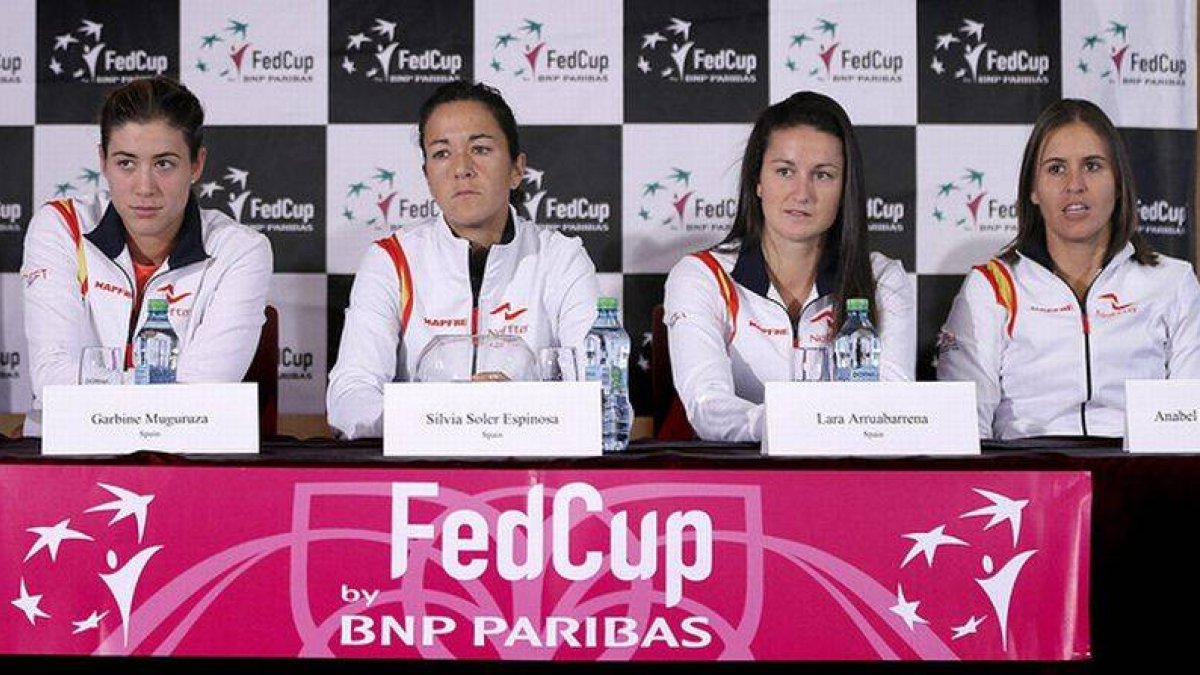 Las componentes del equipo español de la Copa Federación, Garbiñe Muguruza, Silvia Soler Espinosa, Lara Arruabarrena y Anabel Medina, el viernes pasado en Rumanía.-Foto: EFE / ROBERT GHEMENT