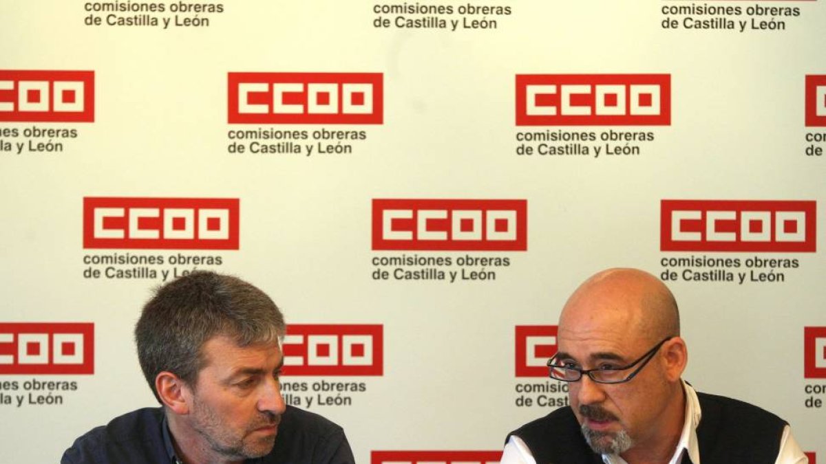 El secretario de Salud Laboral, Seguridad Social y Medio Ambiente de CCOO Castilla y León, Mariano Sanz (D) junto al secretario de Organización y Comunicación, Luis Fernández Gamazo-Ical
