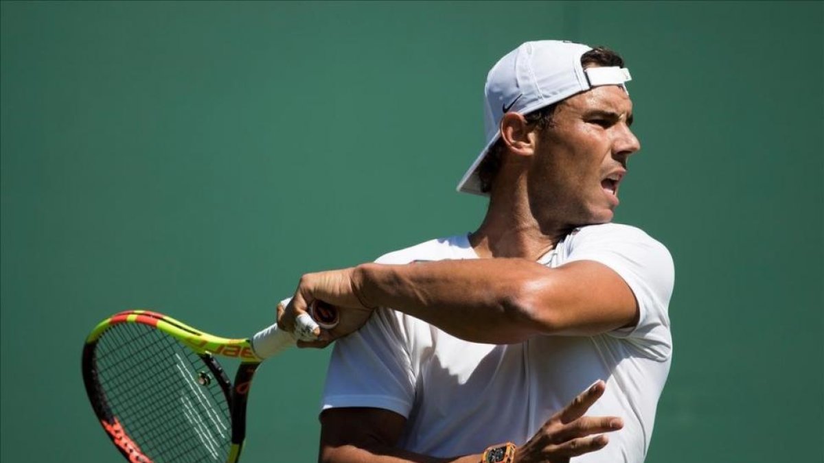 Rafa Nadal durante un entrenamiento en el All England Club de Londres-/ PETER KLAUNZER