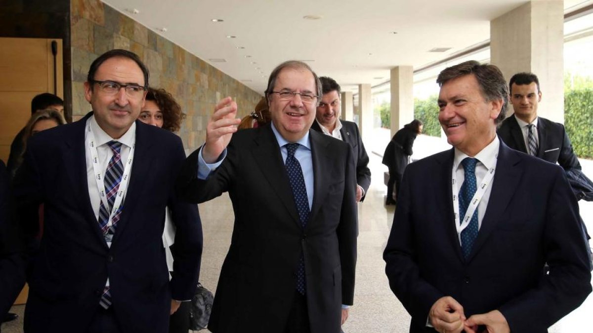 El presidente de la Junta, Juan Vicente Herrera, junto al nuevo presidente de la Frmp, Alfonso Polanco (I), y el saliente, Francisco Vázquez, al término de la XV Asamblea General de la FRMP.-ICAL