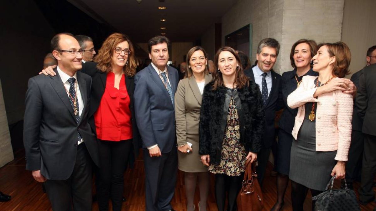 La presidenta de la Diputación de Palencia, Ana Asenjo y la presidenta de las Cortes, María Josefa García Cirac, junto a autoridades palentinas en el acto del 32 aniversario del Estatuto de Autonomía de Castilla y León-Ical