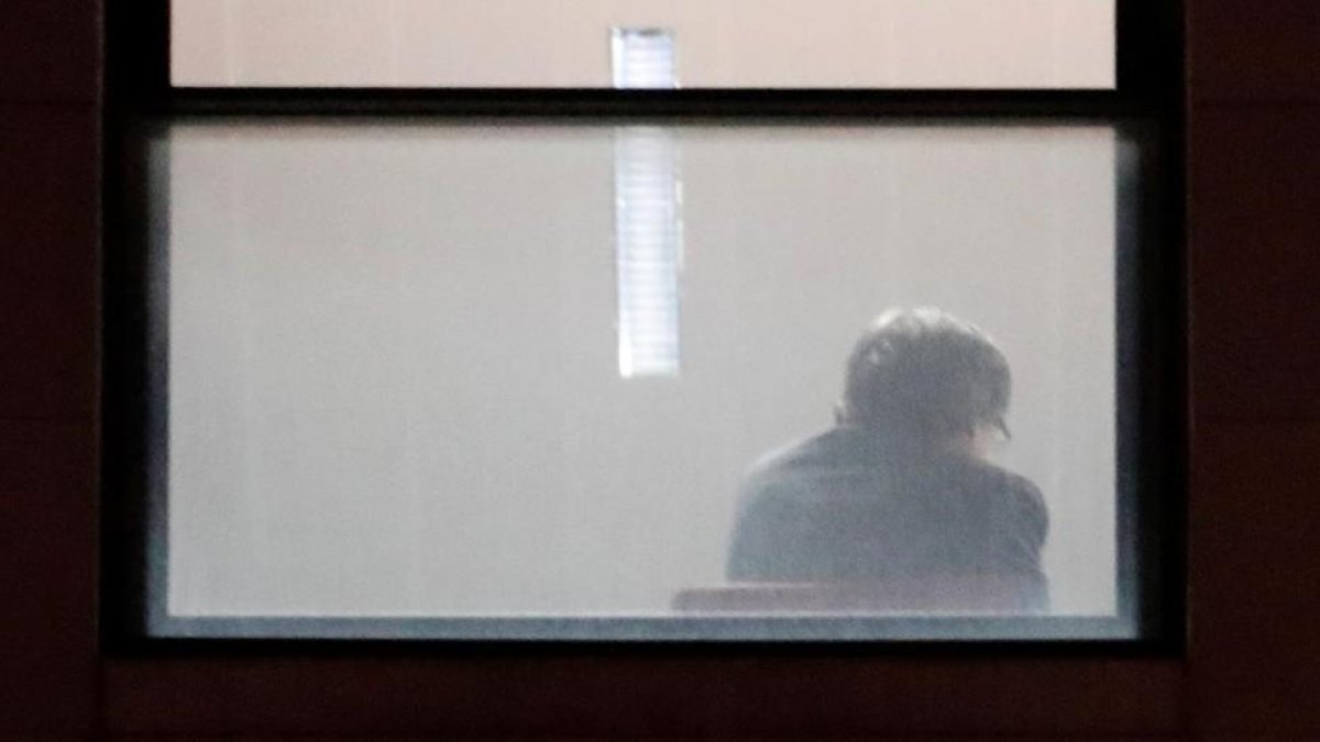 Fotografía del president de la Generalitat cesado, Carles Puigdemont, tomando declaración en Bruselas.-YVES HERMAN
