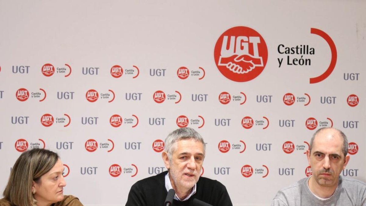 El secretario general de UGT Castilla y León, Agustín Prieto (C), valora el borrador de unidades básicas de Ordenación, Gobierno y Servicios del Territorio, presentado por la Junta. En la imagen, junto con el Secretario de Organización de FETE-UGT CyL, Jo-Ical