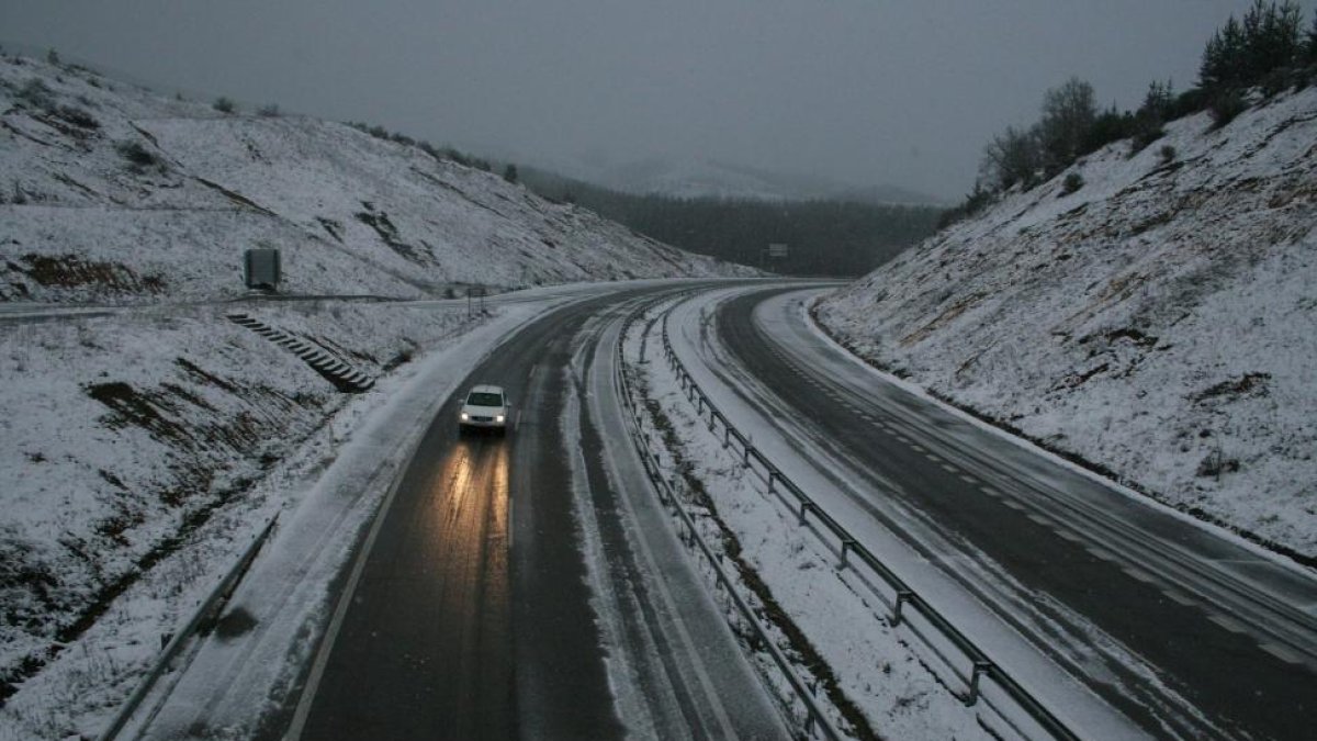 La carretera CL-631 entre Cubillos del Sil y Torneo (León), afectada por el temporal de nieve.-ICAL