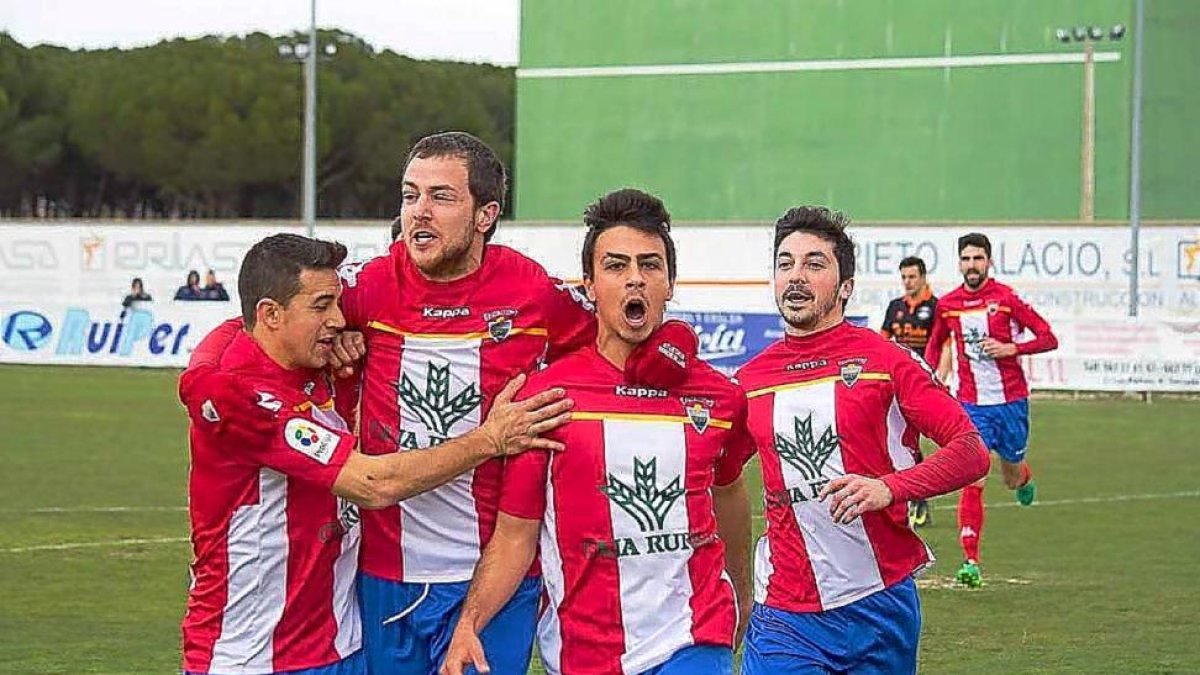 Los jugadores del Atlético Tordesillas celebran un gol.-DIEGO RAYACES