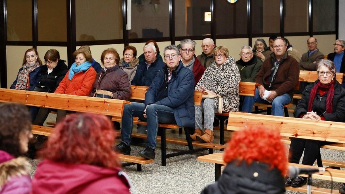 Vecinos asistentes a la asamblea informativa celebrada en la parroquia Santo Toribio.-J.M. LOSTAU