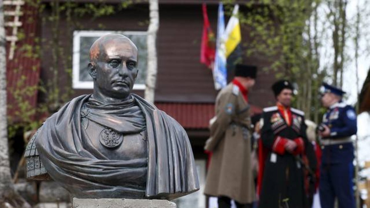 Cosacos junto al busto de Putin como emperador romano.-Foto:   REUTERS / MAXIM ZMEYEV