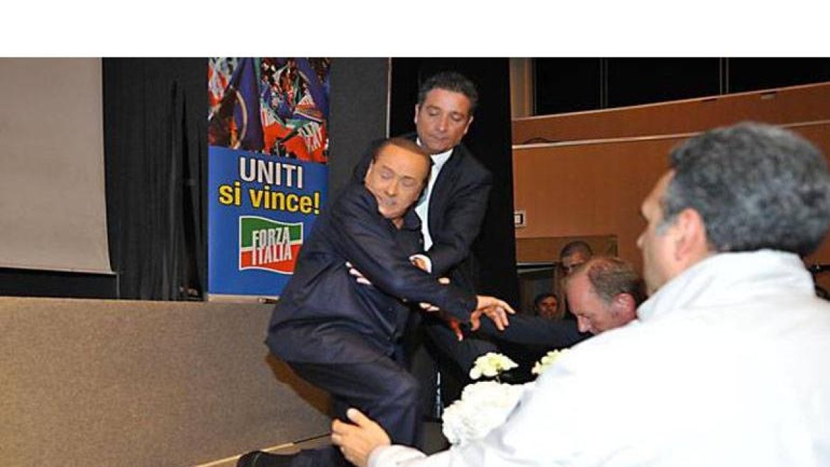 La caída de Berlusconi en un mítin.-