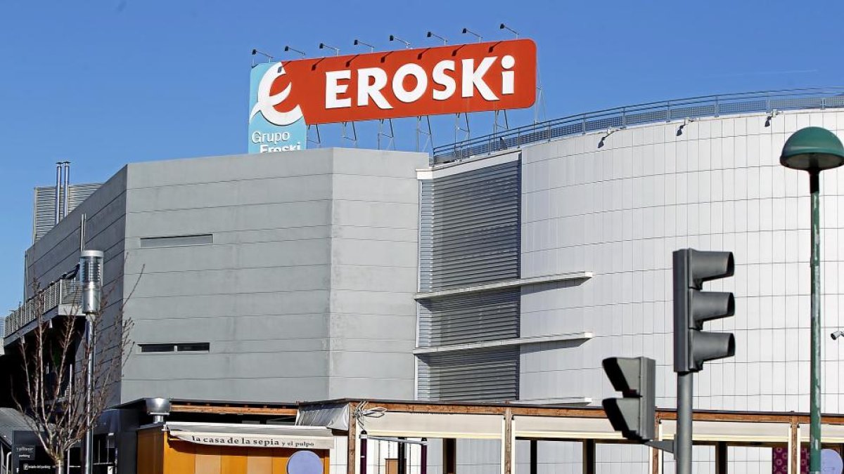 El hipermercado de Eroski da servicio a Vallsur desde la inauguración del centro comercial en 1998.-J. M. LOSTAU