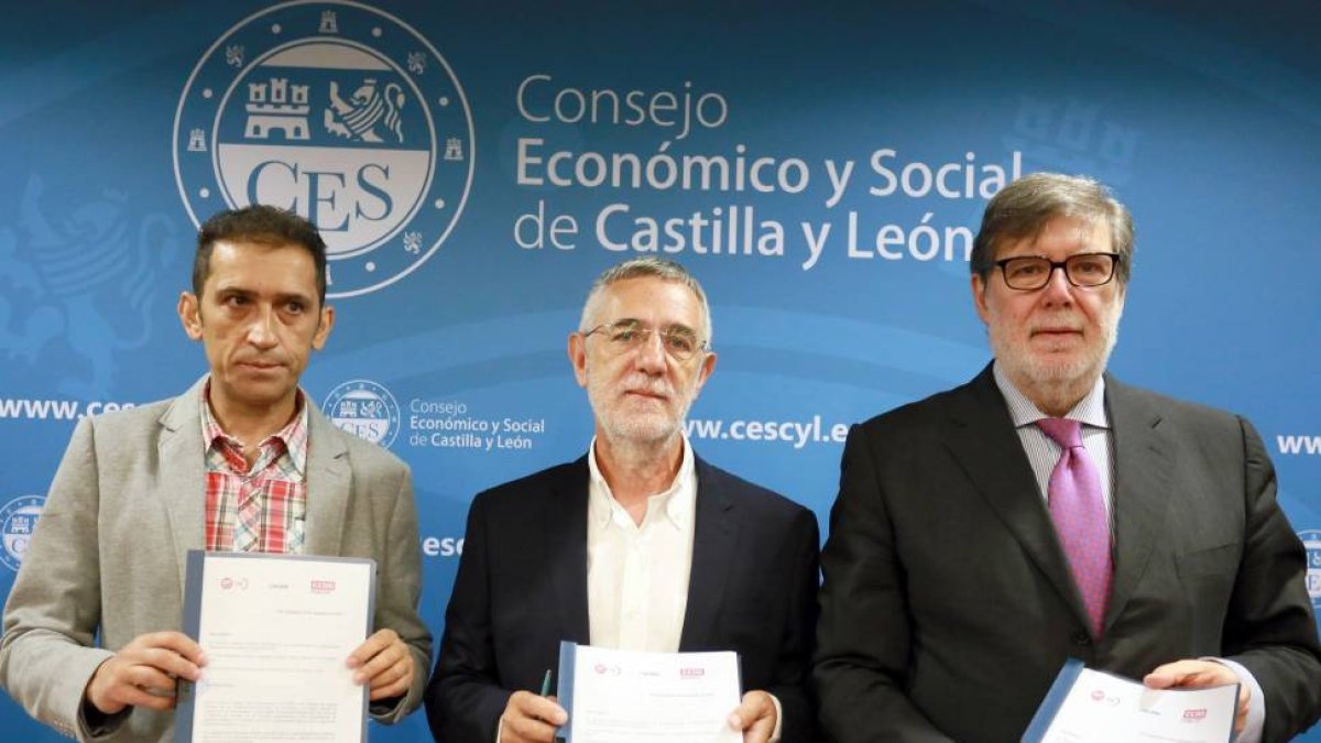 El presidente de Cecale, Santiago Aparicio; el secretario autonómico de UGT, Agustín Prieto; y el secretario de Acción Sindical de CCOO, Vicente Andrés; firman un acuerdo para la renovación del Serla-Ical
