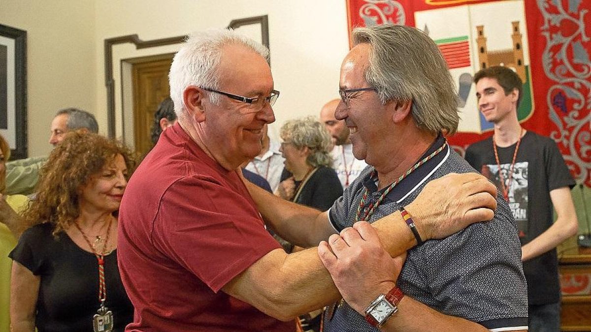 Cayo Lara felicita a Francisco Guarido tras su toma de posesión.-ICAL