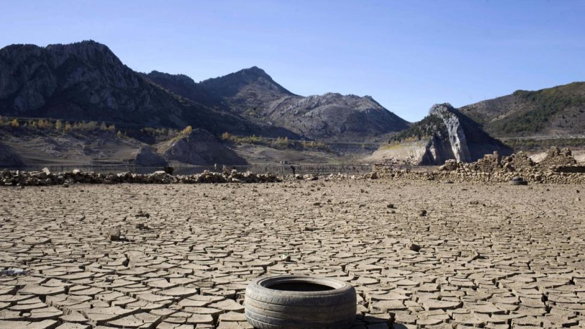 Sequía en el embalse de los Barrios de Luna (León)-MIRIAM CHACÓN / ICAL