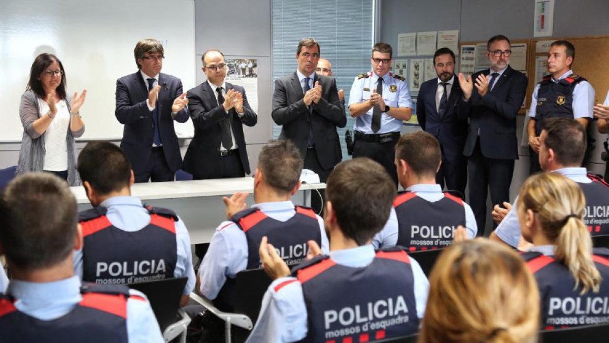 El president Puigdemont durante su visita en la comisaría de los Mossos en Cambrils, el pasado viernes-JORDI BEDMAR