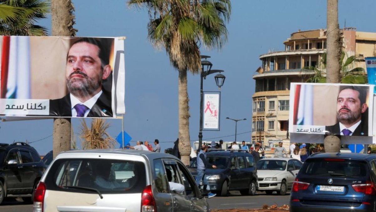 Imágenes del exprimer ministro libanés, Saad Hariri, en las calles de la capital libanesa, Beirut.-/ REUTERS / MOHAMED AZAKIR (REUTERS)