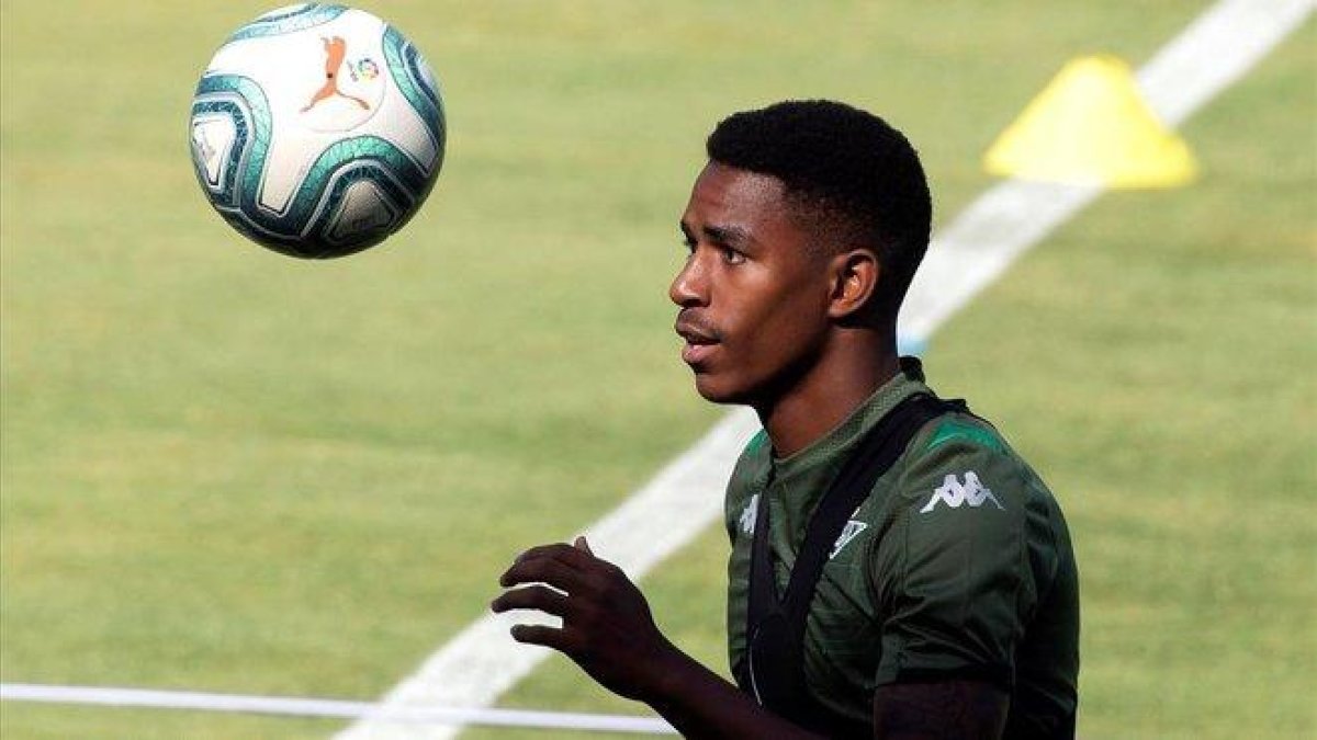 Junior Firpo, en un entrenamiento del Betis en Jerez de la Frontera.-EFE / RAÚL CARO