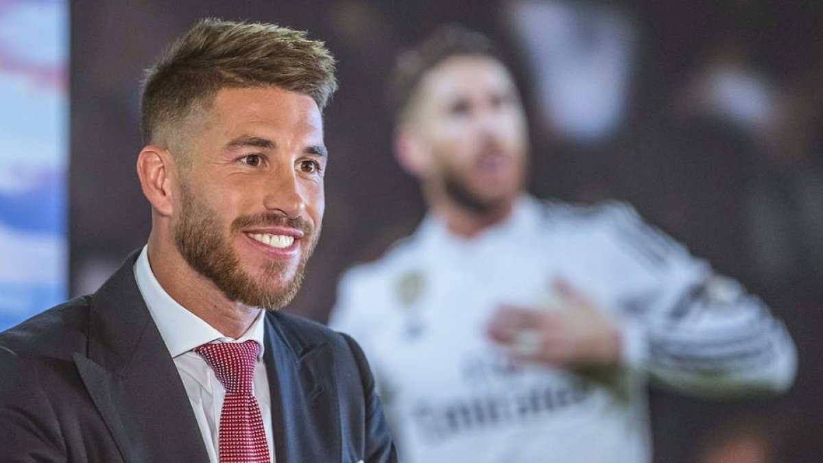 Florentino Pérez presenta la renovación de Ramos hasta el 2020 en el antepalco del Bernabéu.-Foto: EFE