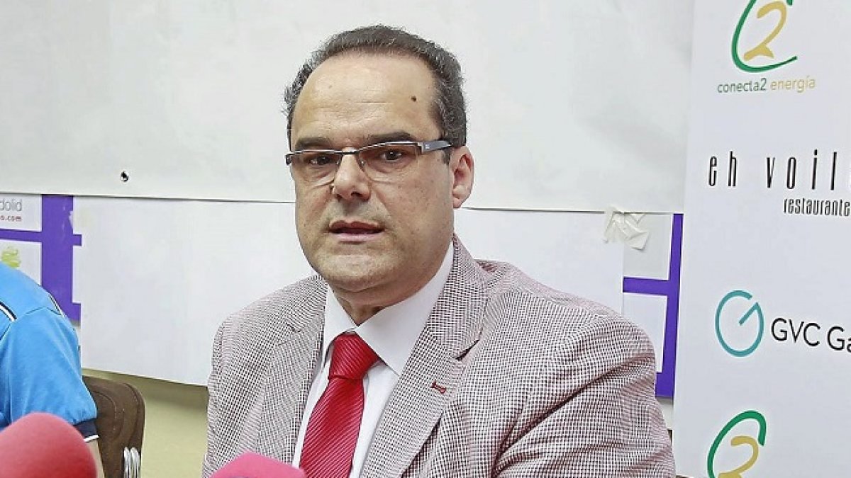 Cayetano Cifuentes, presidente del BM Aula Valladolid. / J. M. LOSTAU