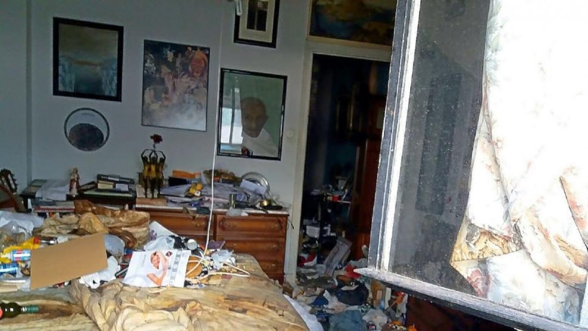 Esta es la imagen dantesca de la habitación del fallecido, a la que han tenido que dejar la ventana abierta desde el 16 de noviembre por el hedor pestilente.-E.M.