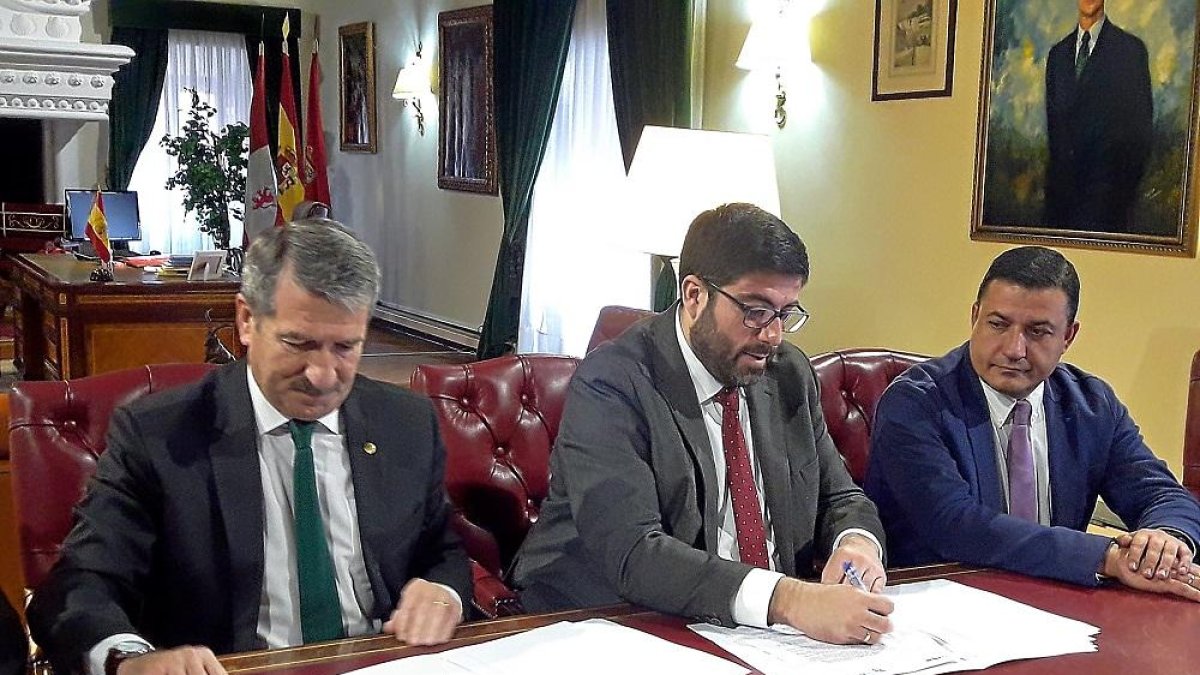 Sánchez, flanqueado por el vicepresidente de la Diputación y el presidente del PP.-AG