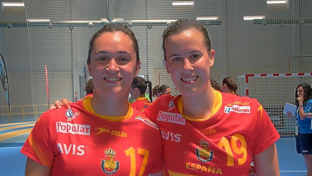 Amaia González de Garibay y Silvia Arderius, con la selección española universitaria.-V. G. GARIBAY