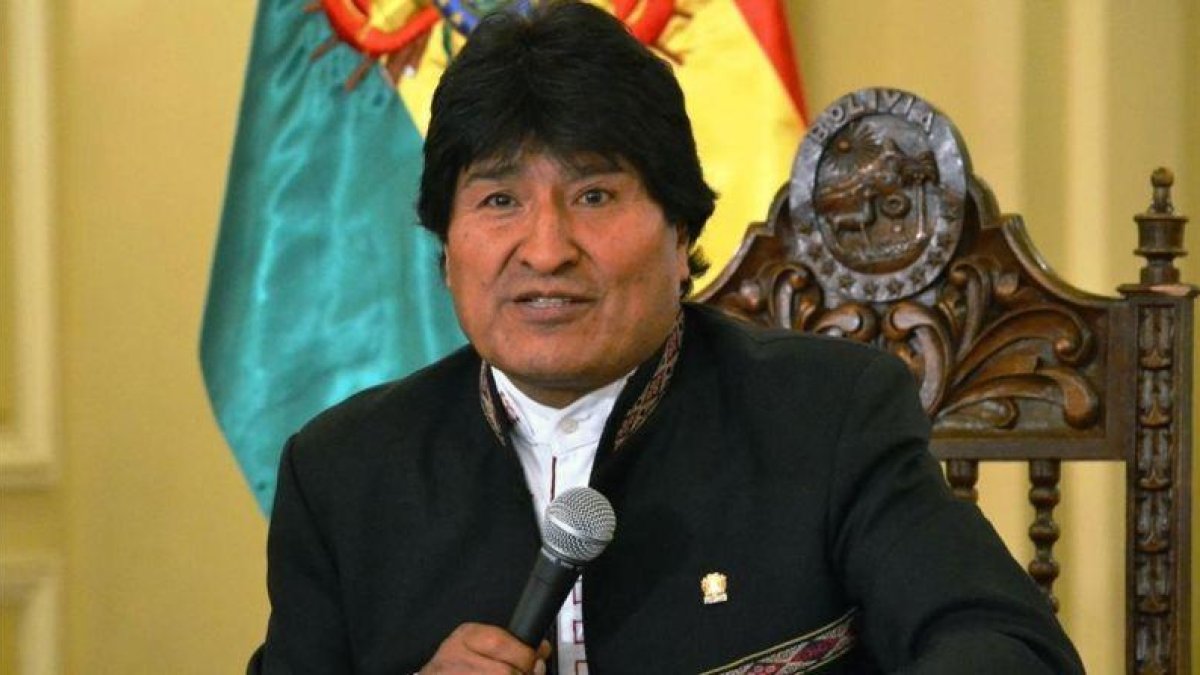 Evo Morales habla ante la prensa, tras firmar el decreto declarando la emergencia nacional, el 21 de noviembre, en La Paz.-EFE