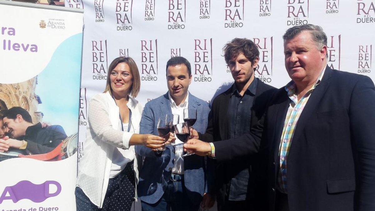 Milagros Marcos, Óscar Velasco, Quim Gutiérrez y Enrique Pascual brindan con Ribera del Duero.-L.V.