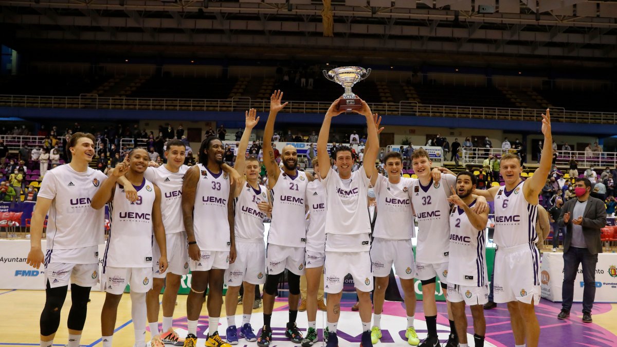 UEMC Real Valladolid levanta el trofeo de Campeón de la Copa de Castilla y León. / Balcaza.