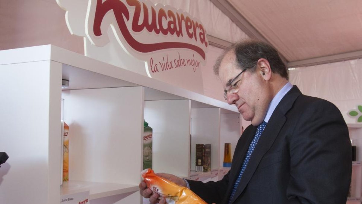 El presidente de la Junta de Castilla y León, Juan Vicente Herrera, y la Ministra de Agricultura y Pesca, Alimentación y Medio Ambiente, Isabel García Tejerina, inauguran la planta de especialidades líquidas de la Azucarera.-ICAL