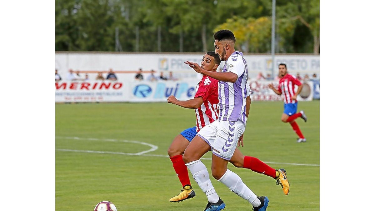 Chris Ramos inicia un contraataque en el partido contra el Atlético Tordesillas.-BALCAZA
