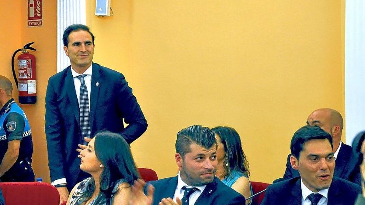 Patricia Carreño, Borja del Barrio y Luis Carlos Salcedo, en primera fila, aplauden a GuzmánGómez en la investidura.-SGC