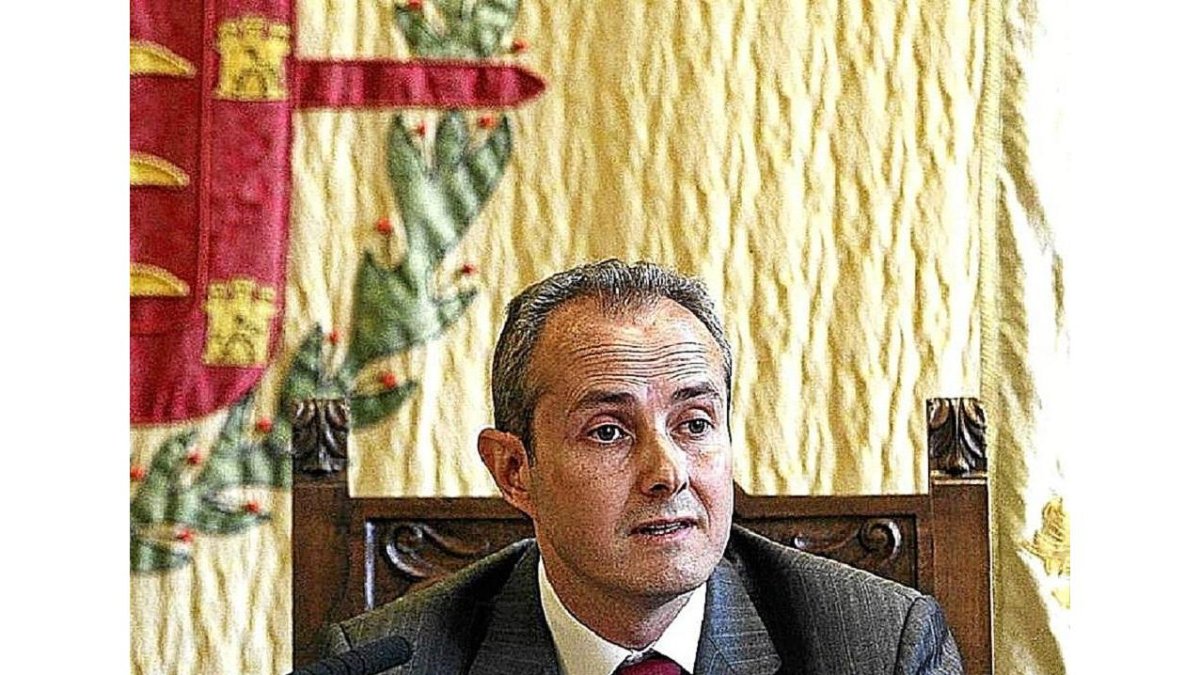 Darío Quiroga en la rueda de prensa en el Ayuntamiento el 29 de mayo de 2014 para exponer su rutilantes planes de vuelos.-ICAL