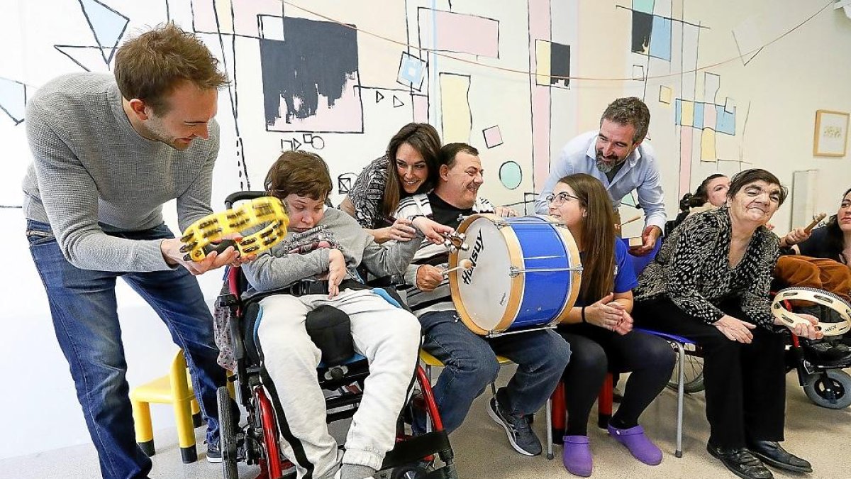 Jordi Gimeno y Andrew Gourlay durante su visita al centro de Aspace.-J. M. LOSTAU