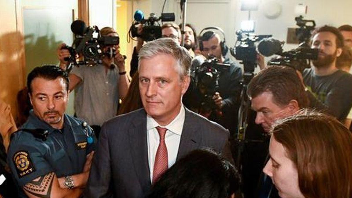 Fotografía de archivo del 30 de julio de 2019 que muestra al enviado especial presidencial para Asuntos de Rehenes en el Departamento de Estado, Robert O'Brien, mientras sale de una sala de justicia en Estocolmo (Suecia).-EFE