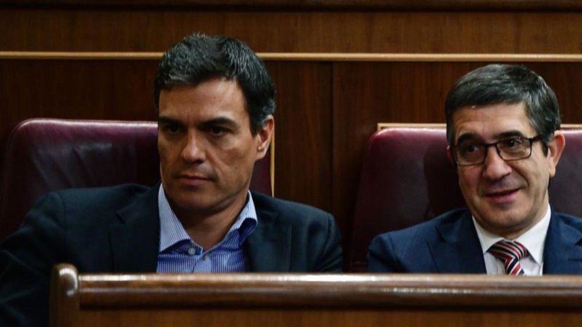 Pedro Sánchez y Patxi López, el pasado jueves en el Congreso, dos días antes de que el exlíder del PSOE renunciara a su escaño.-AFP / GERARD JULIEN
