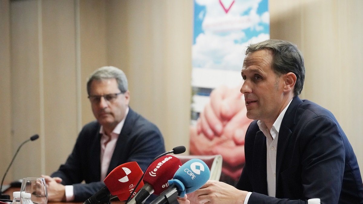 El presidente de la Diputación, Conrado Íscar y el director gerente del C.H Benito Menni, Ángel González. - ICAL