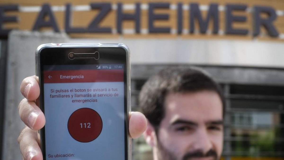 El estudiante de la Usal David Herrero con su sistema de atención y seguimiento para personas con enfermedad de Alzheimer. ENRIQUE CARRASCAL-ENRIQUE CARRASCAL