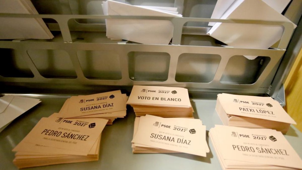 Papeletas para la votación en las primarias socialistas.-ICAL