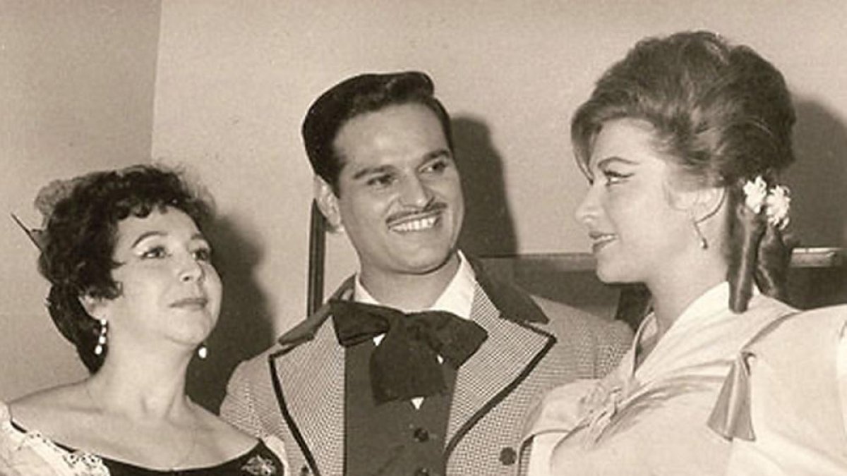 Rivadeneira, Pedro Lavirgen y Ana María Olaria en ‘Doña Francisquita’; y portada de la biografía.-E. M.