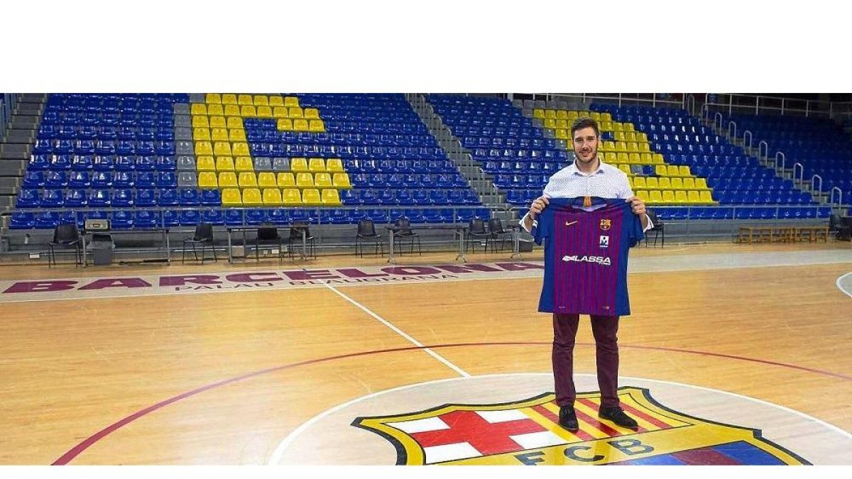 Abel Serdio posa en el Palau Blaugrana con la camiseta del FC Barcelona, con el que jugará las dos próximas temporadas.-FCB