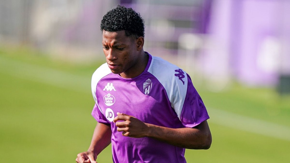 Gonzalo Plata, entrenando en los Anexos de Zorrilla. / IÑAKI SOLA / RVCF