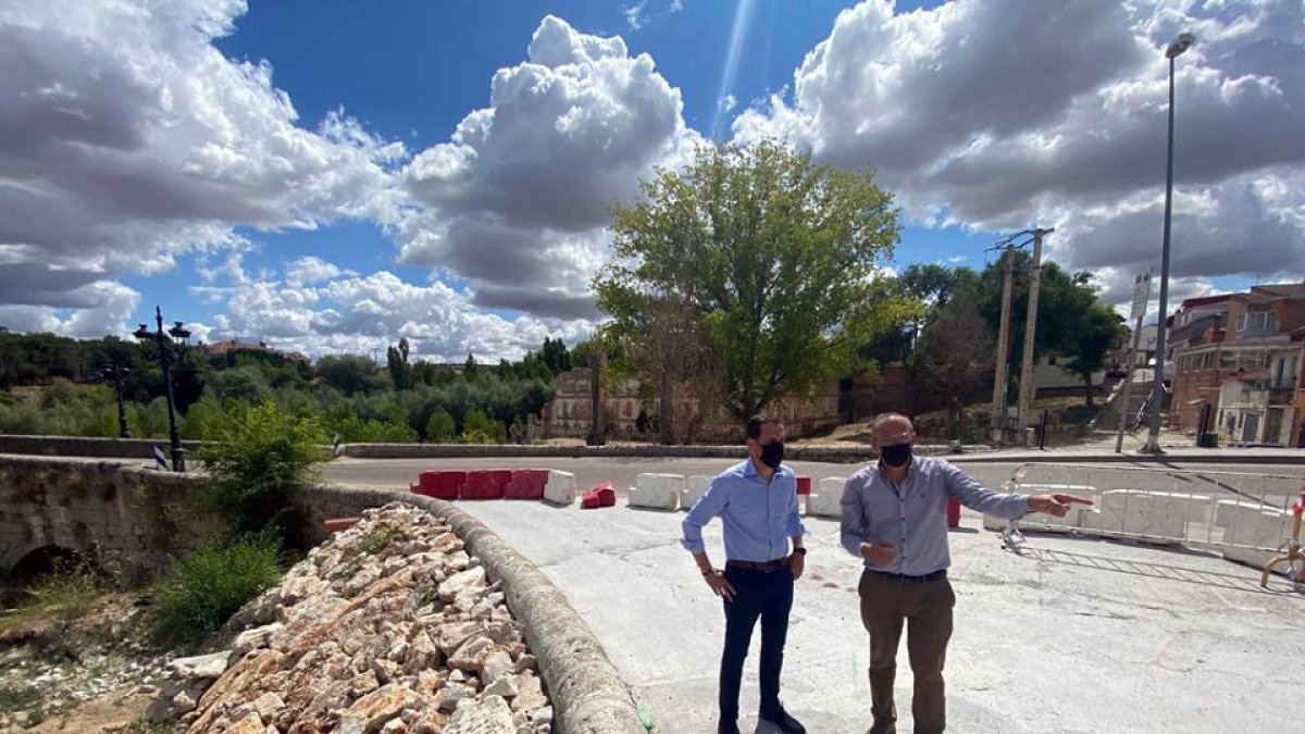 El presidente de la Diputación de Valladolid, Conrado Íscar, visita las localidades de Cogeces de Íscar, Mojados y La Pedraja de Portillo. - ICAL