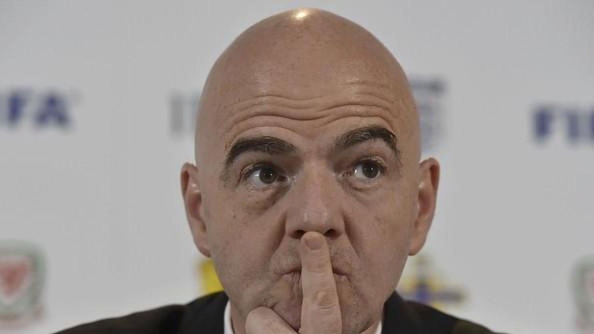 Gianni Infantino atiende a los periodistas en Cardiff, este sábado.-REUTERS / HANNAH MCKAY