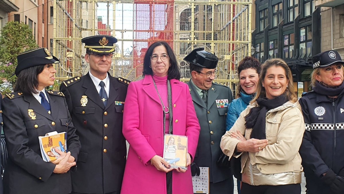 La subdelegada del Gobierno en Valladolid, Alicia Villar Pérez, acompañada por el comisario jefe provincial de la Policía Nacional en Valladolid, Francisco Javier Oterino, y por el coronel jefe de la comandancia de la Guardia Civil en Valladolid, Juan Miguel Recio. ICAL