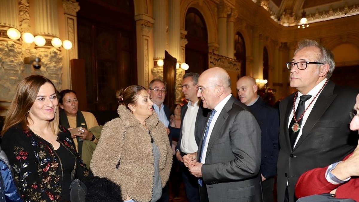 El presidente de la Diputación, Jesús Julio Carnero, acompañado del portavoz municipal popular Jose Antonio Bermejo conversan con la alcaldesa de Medina del Campo, Teresa López junto a la delegada de Gobierno, Virginia Barcones.-ICAL