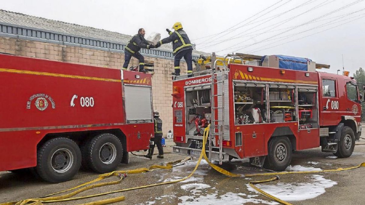 Los bomberos trabajan en el incendio de Macrolibros.-P. Requejo